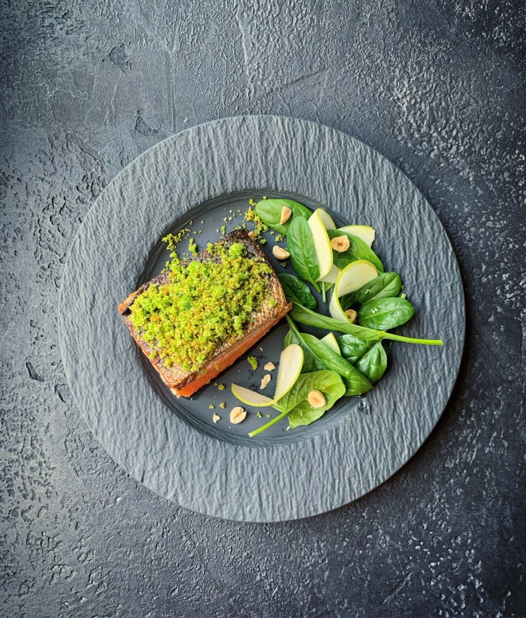 Salmone in padella con crumble al prezzemolo – Zenzero in Cucina